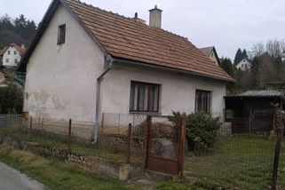 Spotřebu elektřiny snížil na minimum. Když si spočítal povinné platby, nechápal, za co platí